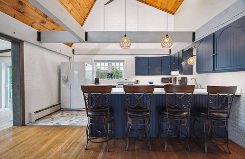 Newbury House | Beach Plum Cottage | Steps to Beach | Loft