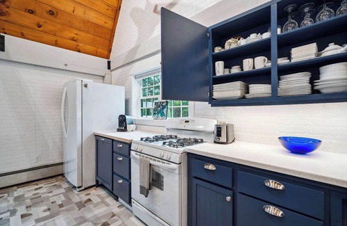 Newbury House | Beach Plum Cottage | Steps to Beach | Loft
