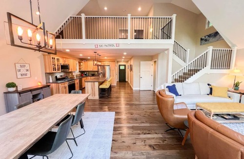 Intervale House | Bear Mountain House | Luxury, Hot Tub, Fireplace