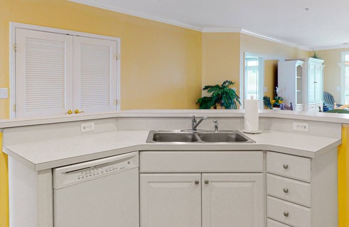 Sunset Island Condo | Beautiful Condo in Bayside Location w/Shared Pool, Private Washer/Dryer, WiFi
