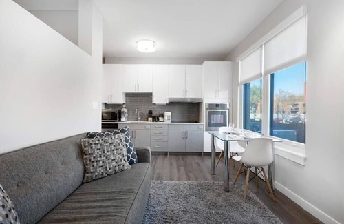 Central-Maverick Square - Paris Street House | Beautiful Studio | Furnished | Rooftop Deck w/Water Views | GLS