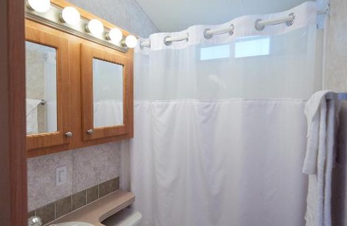 Urbanna House | Bethpage Two-Bedroom Cottage 8