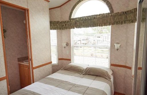 Urbanna House | Bethpage Two-Bedroom Cottage 8
