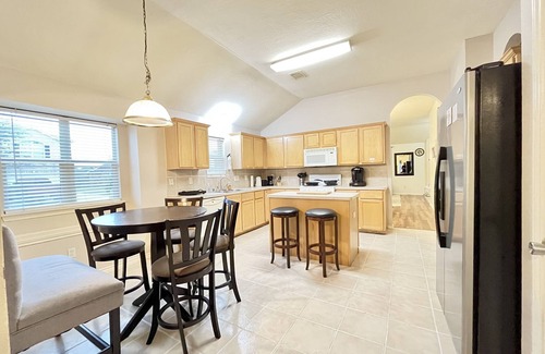 Baytown House | BODHI House - 4 Bedroom Home nested in a quiet community with King Bed Suite,