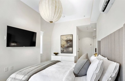 Downtown Baltimore House | Brexton Hotel - Bright and Charming Studio