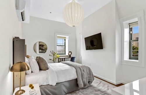 Downtown Baltimore House | Brexton Hotel - Bright and Charming Studio