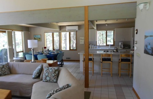 Wellfleet House | Bright and Spacious Near Beaches on Lt. Island (1694)