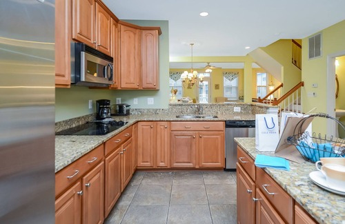 Sunset Island House | Bright, fun 5-bedroom townhouse in exclusive gated community with free WiFi, an indoor/outdoor pool, private bayside beaches, a restaurant, and more!