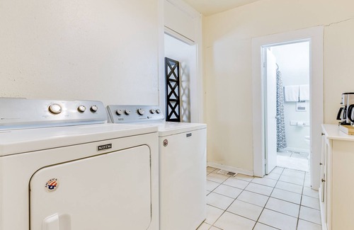 San Jacinto House | Bright Home 1 Block from the Beach/Sea w/Free WiFi, Shared Grill, & Central A/C