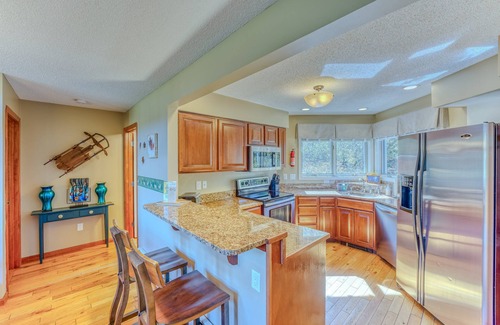 Bretton Woods House | C11 Top Rated Townhome. Great views, fireplaces, wifi, AC! Short walk to slopes, and dog friendly!