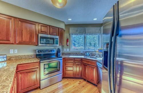 Bretton Woods House | C11 Top Rated Townhome. Great views, fireplaces, wifi, AC! Short walk to slopes, and dog friendly!