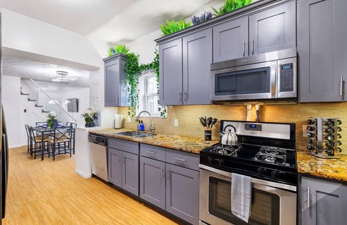 South Side Flats House | Central 5BD Getaway - Spacious Home w/BBQ