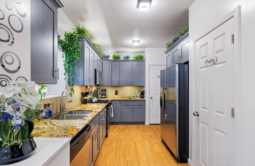 South Side Flats House | Central 5BD Getaway - Spacious Home w/BBQ