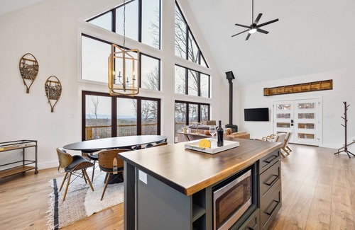 Mount Jackson Cabin | Charming 3-bedroom cabin with year-round views, hot tub, game room and more.