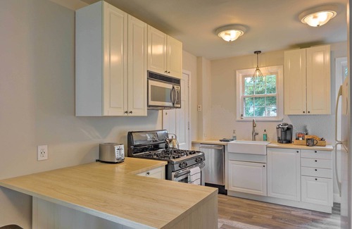 Roselawn Finance House | Charming Cincinnati Home < 10 Mi to Downtown!