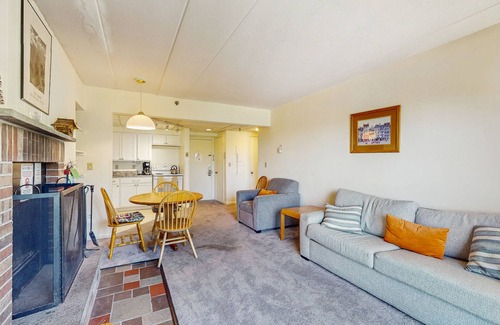 Killington Apartment | Clean & bright condo with mountain views & modern kitchen - walk to lifts