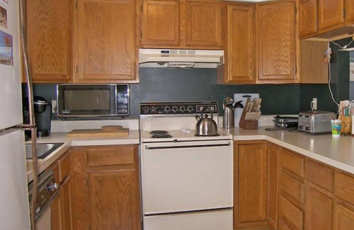 North Woodstock House | Close to shops/dining, river/town access, AC/fireplace, patio. A0008 by LRS