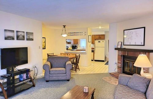 North Woodstock House | Close to shops/dining/town access. Pet-friendly, Wifi, AC, deck. A0039 by LRS
