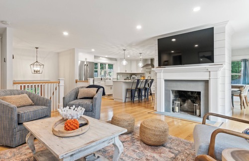 York Harbor House | Cottage by the Cliff. 5 minute walk to oceanside Cliff Walk. Newly renovated.
