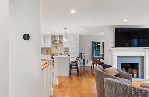 York Harbor House | Cottage by the Cliff. 5 minute walk to oceanside Cliff Walk. Newly renovated.