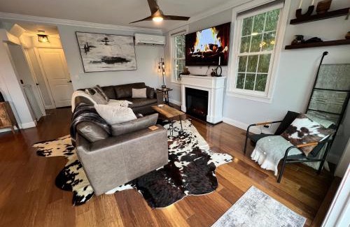 Hopatcong Villa | Cozy Cabin On the Lake with HotTub