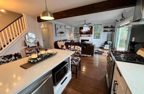 Hopatcong Villa | Cozy Cabin On the Lake with HotTub
