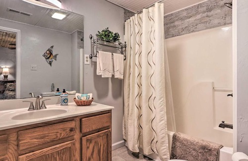 Sevierville House | Cozy Chic Escape with Deck 4 Miles to Pigeon Forge!