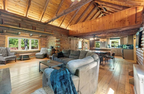 Boiceville Cabin | Cozy Log Cabin with Hot-Tub, Firepit & Prime Catskills Location