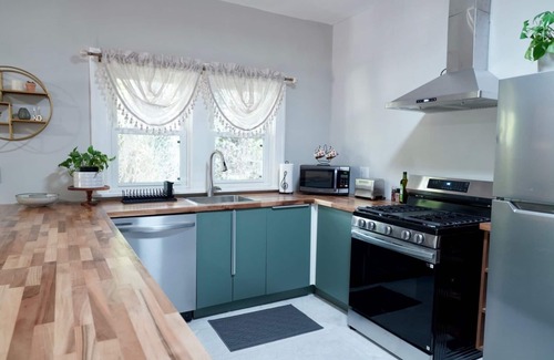 Westwood House | Cozy Modern 2 Bedroom House Near Downtown Cincinnati in Historic Westwood
