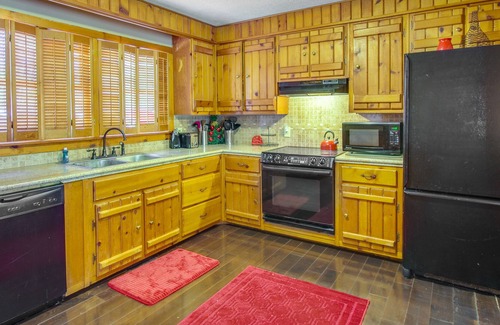 High Point Cottage | Cozy Moneta Getaway Near Smith Mountain Lake!