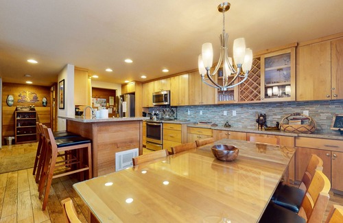 Mammoth Lakes Condo | Deluxe, Remodeled Condo in a Quiet Location. Near Biking Trails & Lakes Basin