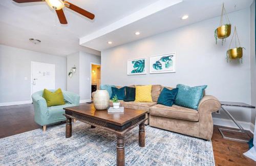 Downtown Atlanta Apartment | Downtown ! King bed 24 concierge! Onsite Parking LM903