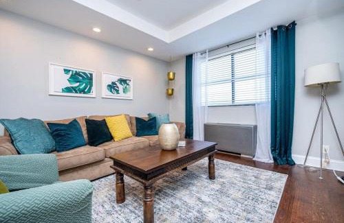 Downtown Atlanta Apartment | Downtown ! King bed 24 concierge! Onsite Parking LM903