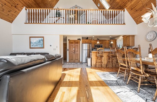 Swanton House | Dreamers Inn | Lakefront, Private Dock + Views!