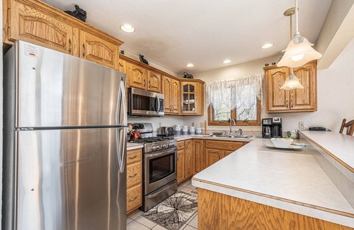 Swanton House | Dreamers Inn | Lakefront, Private Dock + Views!