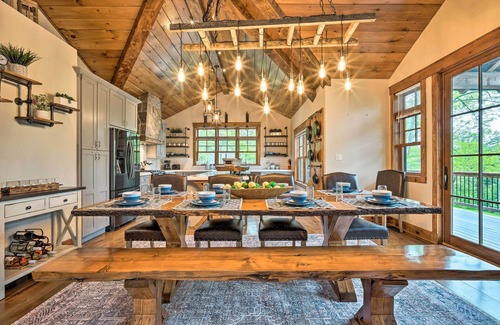 West Dover House | Elegant Mtn Chalet w/Deck: 1 Mi to Mt Snow!