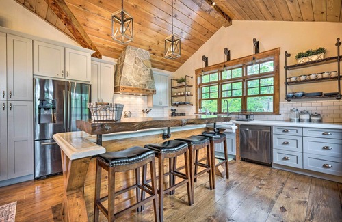 West Dover House | Elegant Mtn Chalet w/Deck: 1 Mi to Mt Snow!