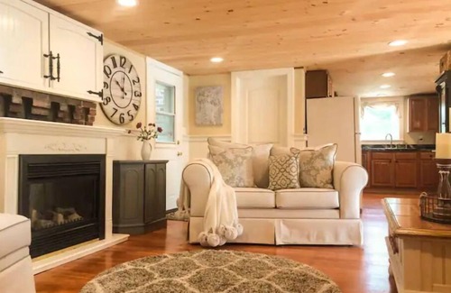 Manchester Cottage | Enchanting Romantic Waterfront Cottage