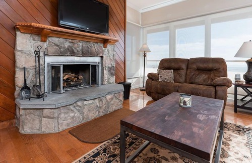 Nellysford Condo | ENDLESS VIEWS, mountain top condo, new wraparound deck, wood burning fireplace