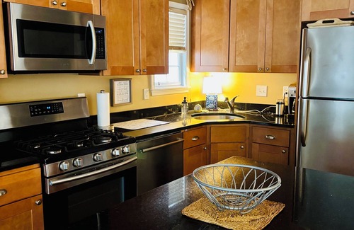 North End Condo | Fall & Thanksgiving - booking 2026- Super Clean-Comfy! Pet Friendly! N End Beach