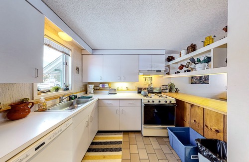 Stowe Area Condo | Family-Friendly Condo with Shared Pool/Hot Tub/Tennis, Patio, Fireplace, & WiFi