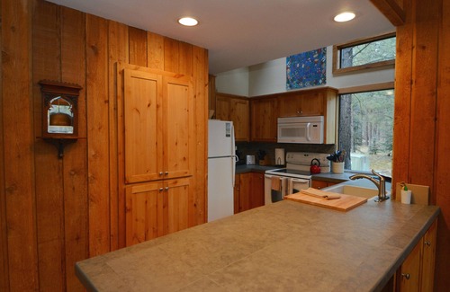 Black Butte Ranch House | Family Friendly Home: Large Deck, Forest Views, Fireplace, Close to Amenities.