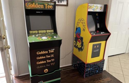 The Woods House | Fire Pit Arcade Games Deck Grill & Pool Access