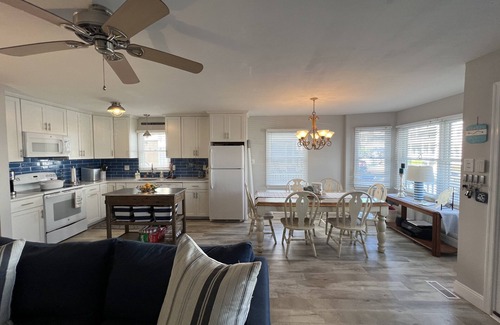 Gold Coast Condo | Gold Coast gem situated only one and a half blocks from the beach.