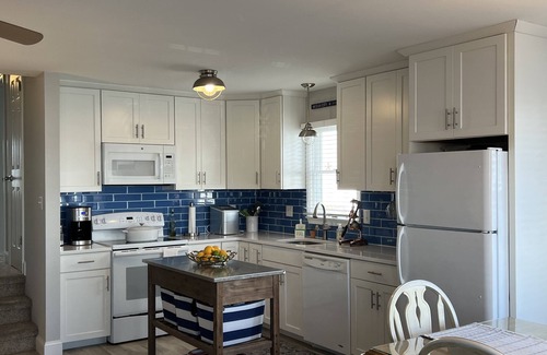 Gold Coast Condo | Gold Coast gem situated only one and a half blocks from the beach.
