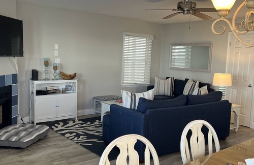 Gold Coast Condo | Gold Coast gem situated only one and a half blocks from the beach.