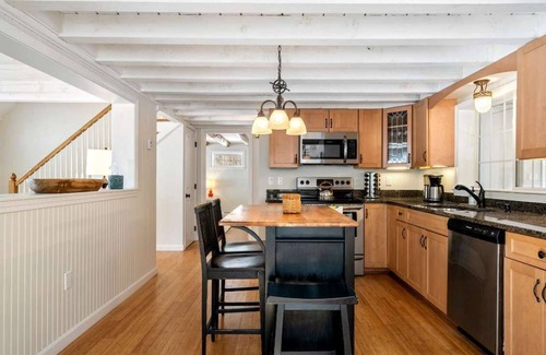 York Harbor House | Good Tidings, Stay for 8!