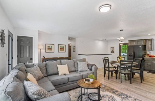 Howard House | Grand Ridge Grove: 3BR, 2.5BA Gathering Home