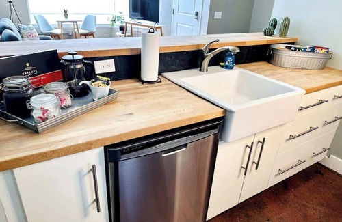 Roanoke Apartment | Ground-floor gem | walk to it all