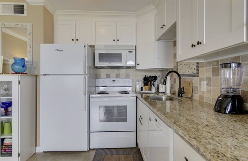 Galveston Condo | Gulf View Beach Condo- Popular Location- steps to the beach (2318)